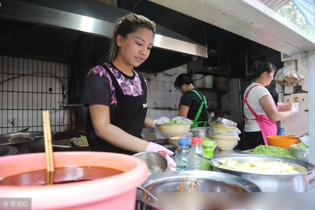 面馆女老板漂亮开朗,被称为"拉面西施",为看她市民排队吃面