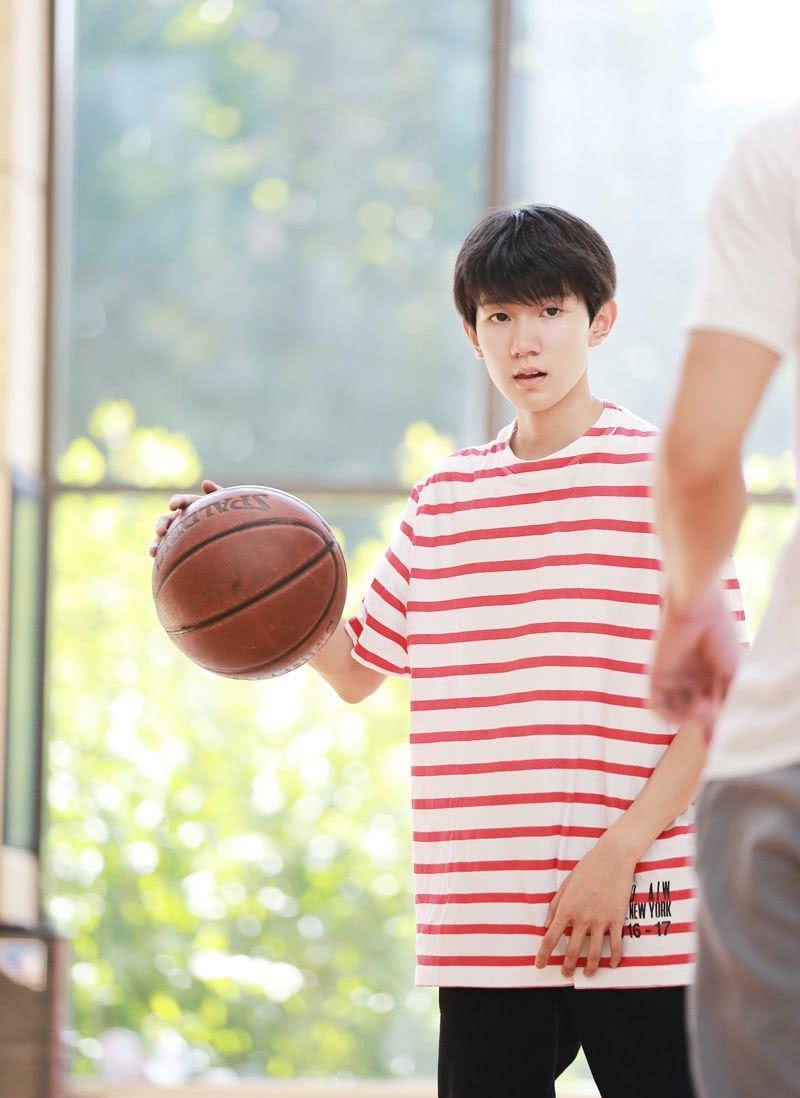 本以为王源穿篮球服够帅了,看到范丞丞后,粉丝