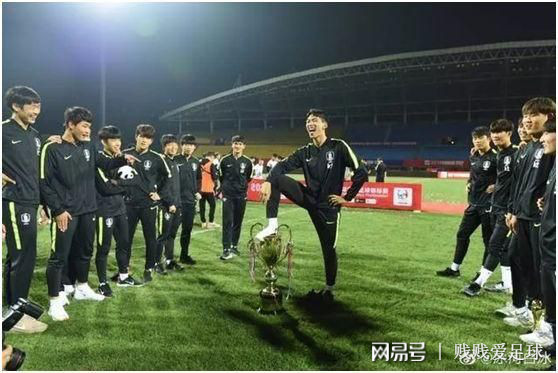 夺冠后脚踩奖杯!韩国人素质到底有多低?