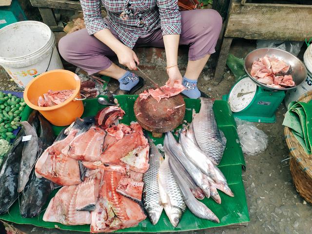 老挝当地物价怎样看下100元在农村菜市场能买到什么东西