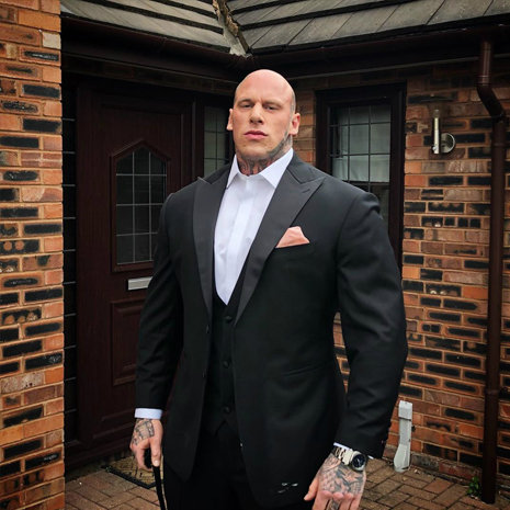 的人,那就是来自英国的martyn ford,身高两米,体重350磅,纯肌肉的身材