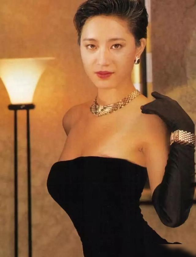 不过今天我们要介绍的则是被誉为"最美短发港姐"的陈法蓉,当年她加冕