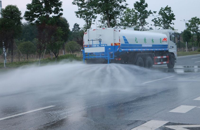 【突如其来的"人工降雨】理性看待城市洒水