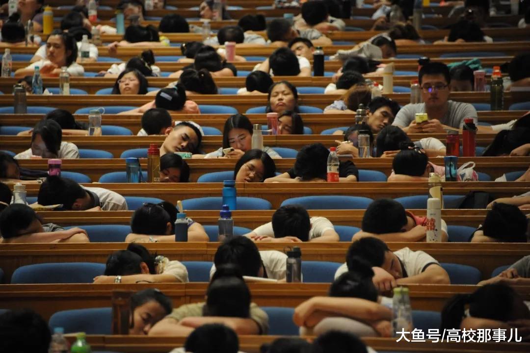 大学生上课睡觉玩手机,难道都只能怪学生,老师没有责任吗?