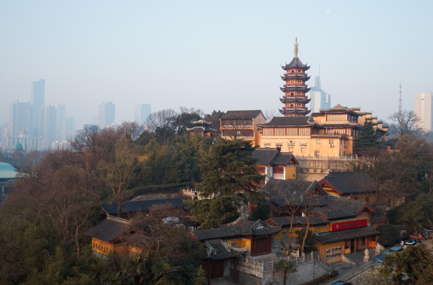 此城市曾多次担任中国首都,如今经济发达高楼
