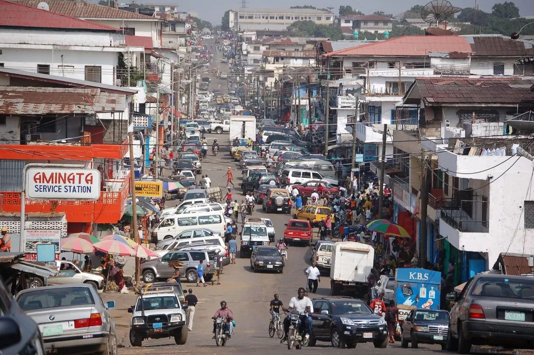 (利比里亚首都蒙罗维亚街头)   利比里亚的国家格言是:自由的爱把