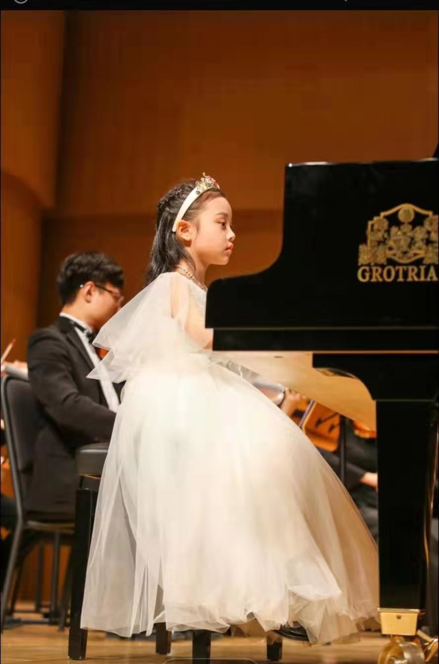 李小璐女儿甜馨真优秀,7岁登台弹钢琴不怯场,穿公主裙美得出彩