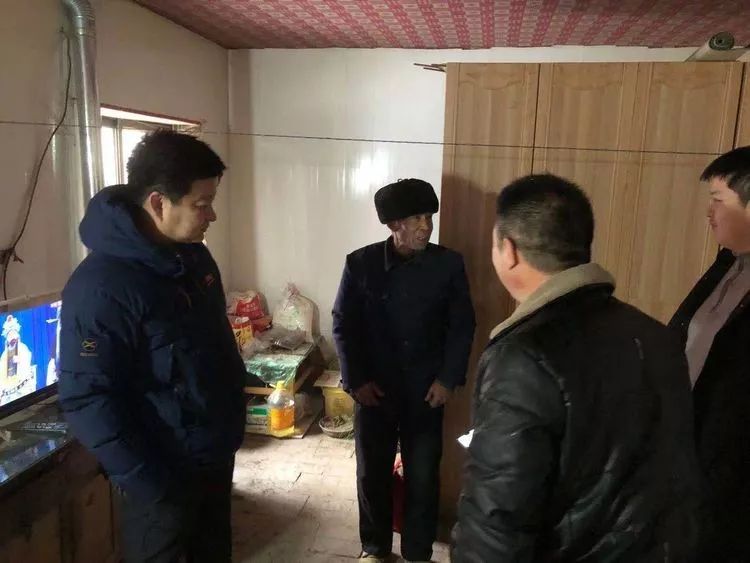 在河西堡村蔬菜大棚,刘宗辉书记强调各村要组建好雪灾预警救援队,做