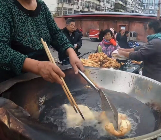 农村大哥炸糖果子,两秒下锅一个,有的顾客一次就买走十几个