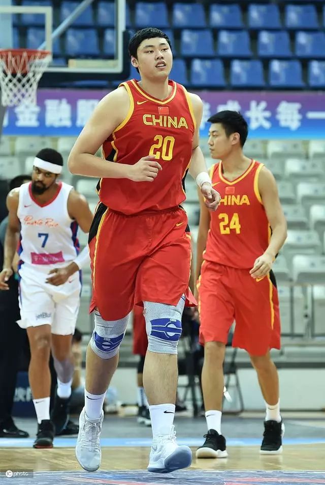 赵义明身高2米18,体重也是达到了300斤,李月汝和赵义明都是中锋球员