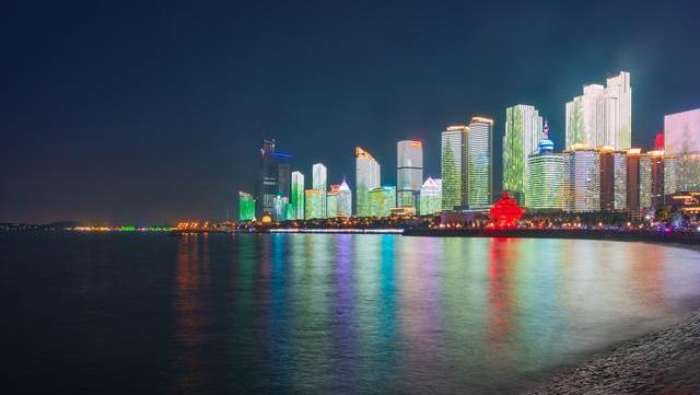 青岛浮山湾夜景灯光秀,流光溢彩扮靓岛城,已成网红景点