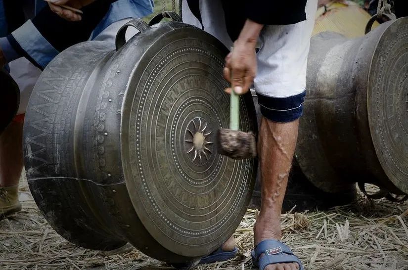 南丹瑶族举行葬礼祭祀,南丹中堡苗族过春节或遇上喜庆时都要以击铜鼓