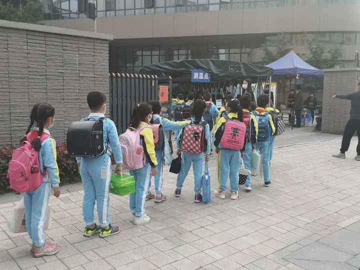 杭州小朋友开学戴上一米帽 有人靠近得注意距离