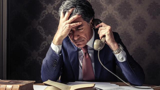 当面对他们的质问时,还反过头来说他们整天把精力放在钱上,却不知道把