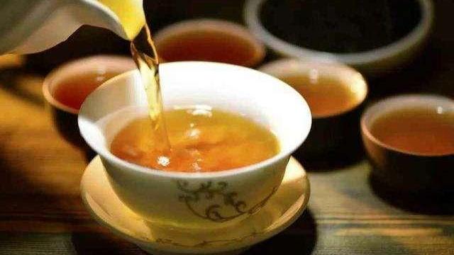 在广东,别人给你倒茶,为什么要敲三下桌面?不懂别乱敲