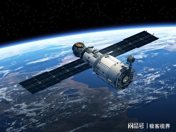 马斯克狂射Starlink卫星，中国狂建5G基站