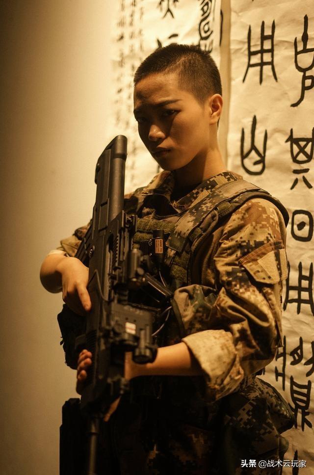 女兵在部队剪头发平头图片