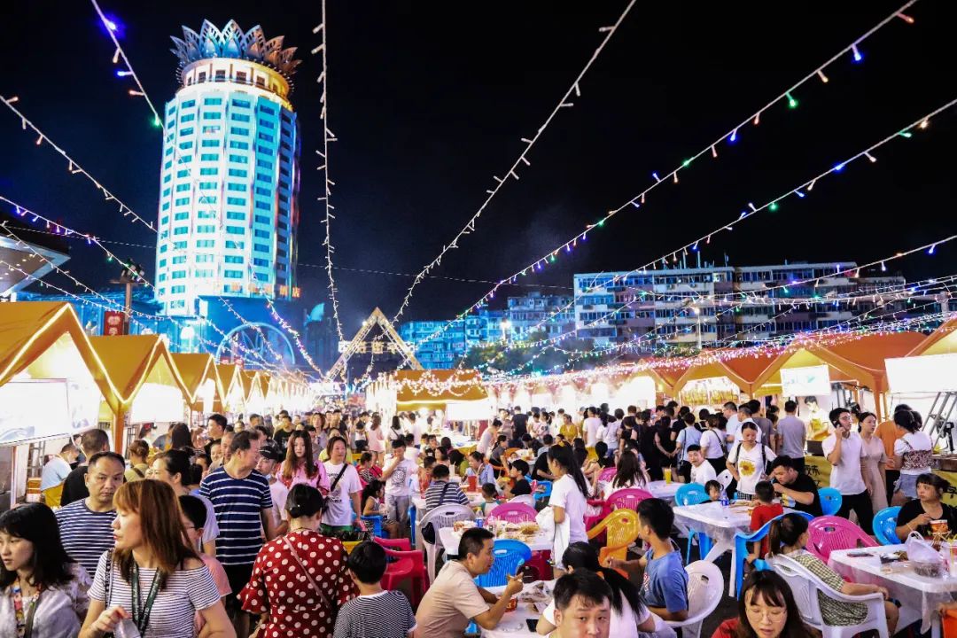 缤纷的花朵,悠扬的音乐,一起点亮你的美好夏夜,夜市以"兴盛繁华第一街