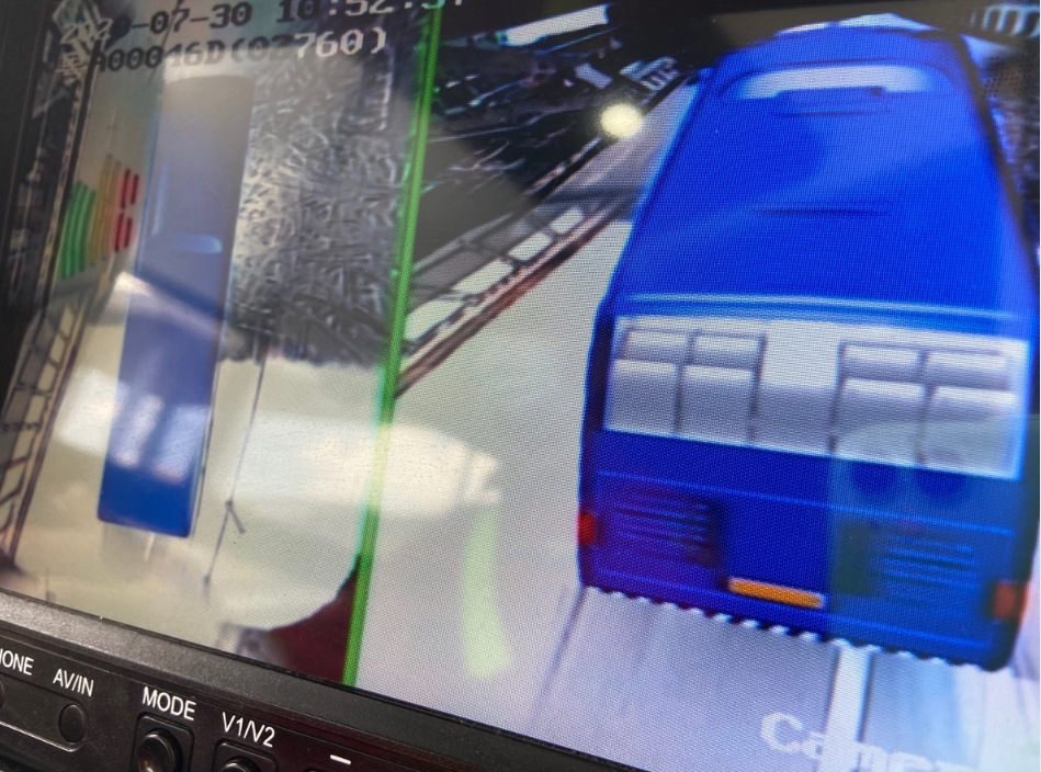 |B1线换新车啦！18米纯电公车“上岗”