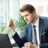 镡卓锋卜知识谈牙科管理