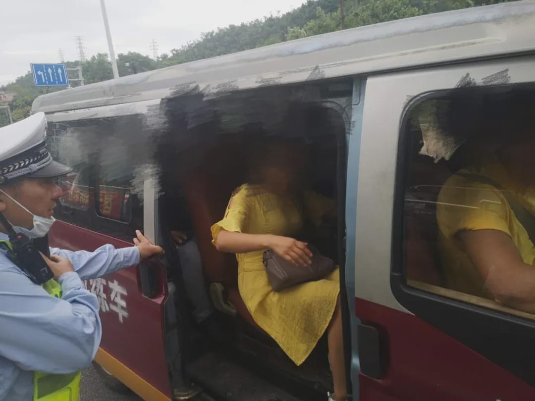 |珠海驾校一帮学员练完科目二，一出校门就出事！教练