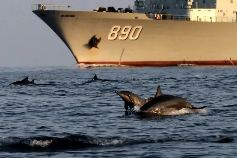 在亚丁湾，中国海军见证绝美一幕