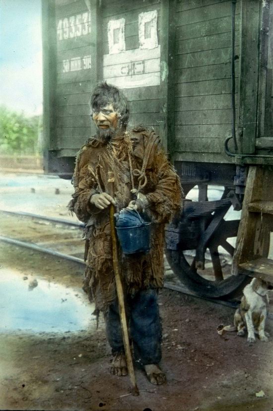 十月革命前后的俄罗斯 到处是乞讨的乞丐
