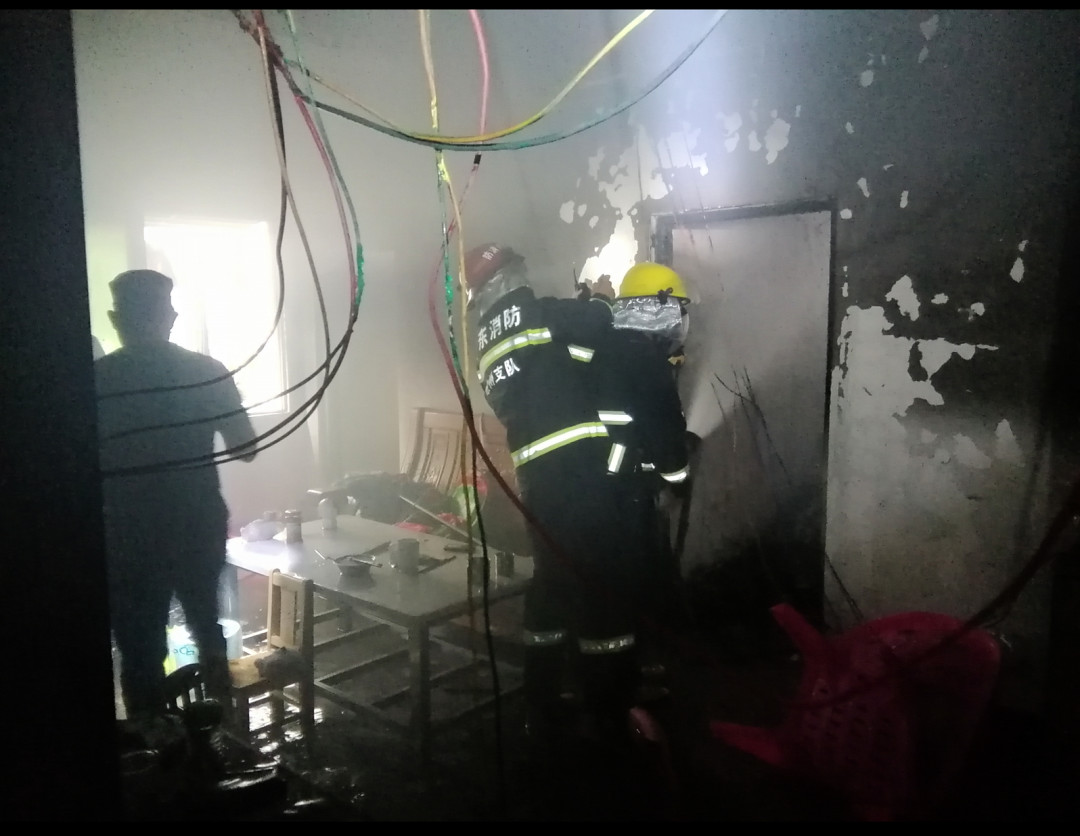 惠州一5岁“熊孩子”家中玩火,险些酿成惨剧!