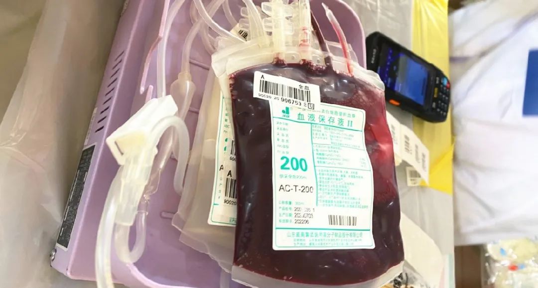 有些员工是第一次献血,在医护人员的建议下,先献血200毫升或300毫升