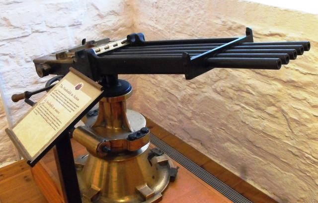 诺登菲尔特多管机关炮,一款很费射手的武器,笨重且不易瞄准