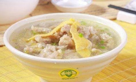 粉鸡是安徽阜阳经典的汉族传统小吃,特色是淡黄油亮, 外表软绵,里边