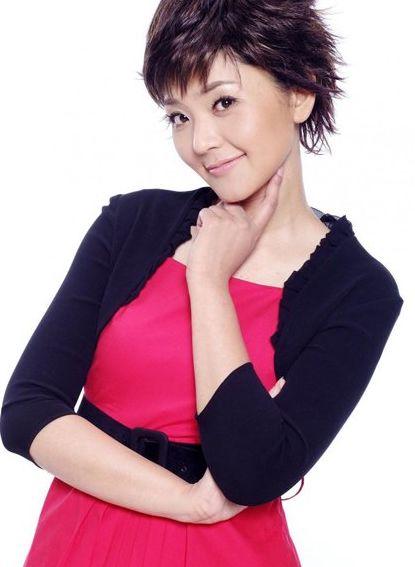 据传,她的老公杨杨是河北电视台的总监,也是她的领导