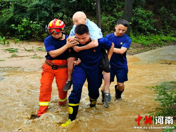 河南禹州：大雨冲毁道路四人被困山腰 消防队员迅速赶赴现场营救