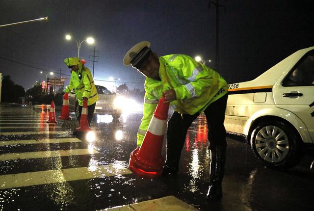 陕西渭南交警大雨中执勤