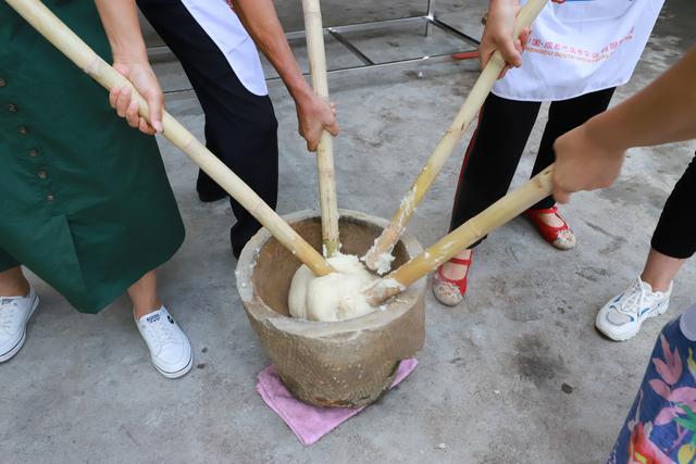 男生女生一起打糍粑图片