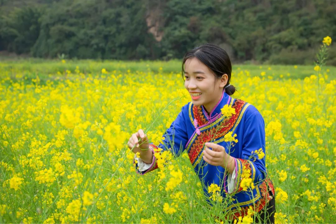 少数民族风景美女图片