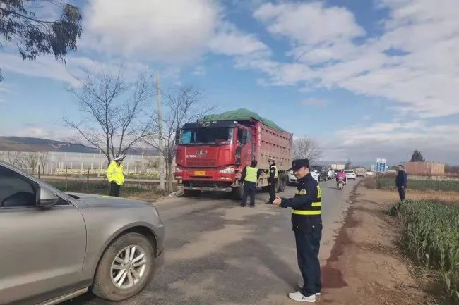 临近春节禄丰交警联合多部门开展治超专项行动