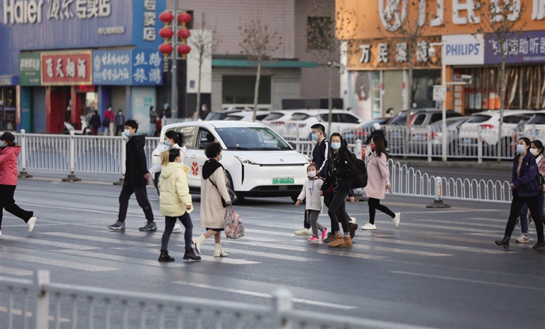 路段看看行人是如何过马路的