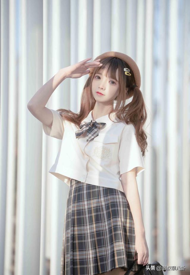 阳光下的少女身穿jk制服