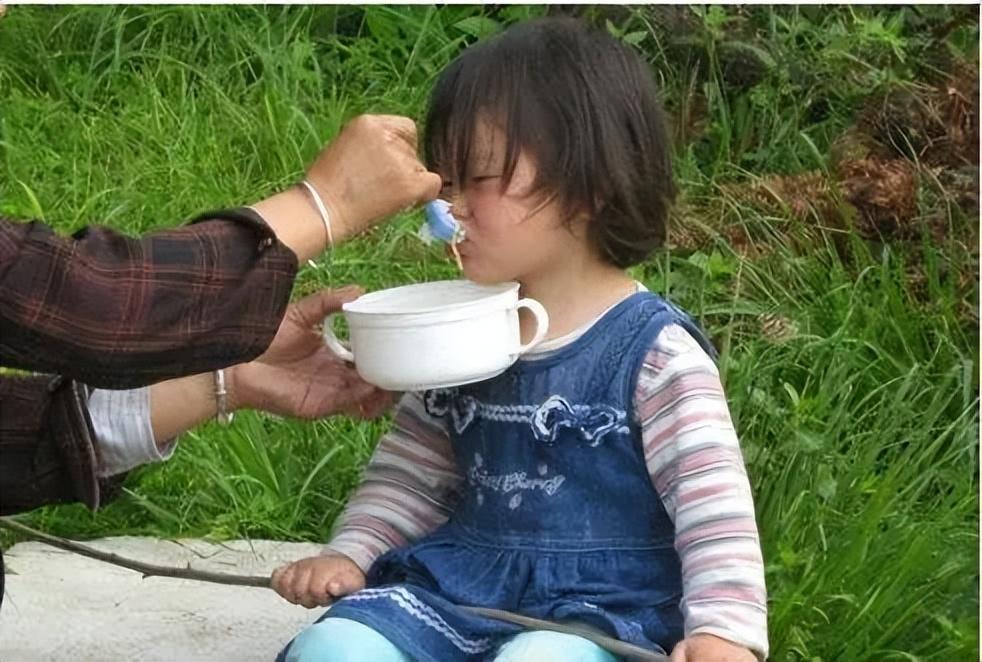 奶奶给孩子喂饭引发婆媳争吵想要孩子好好吃饭需做好4个方面