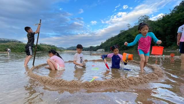 小孩河里玩水图片