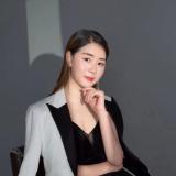 爱臭美的小姐姐