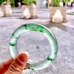 底蕴翡翠手镯文化