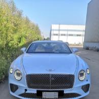 爱豪车的小姐姐