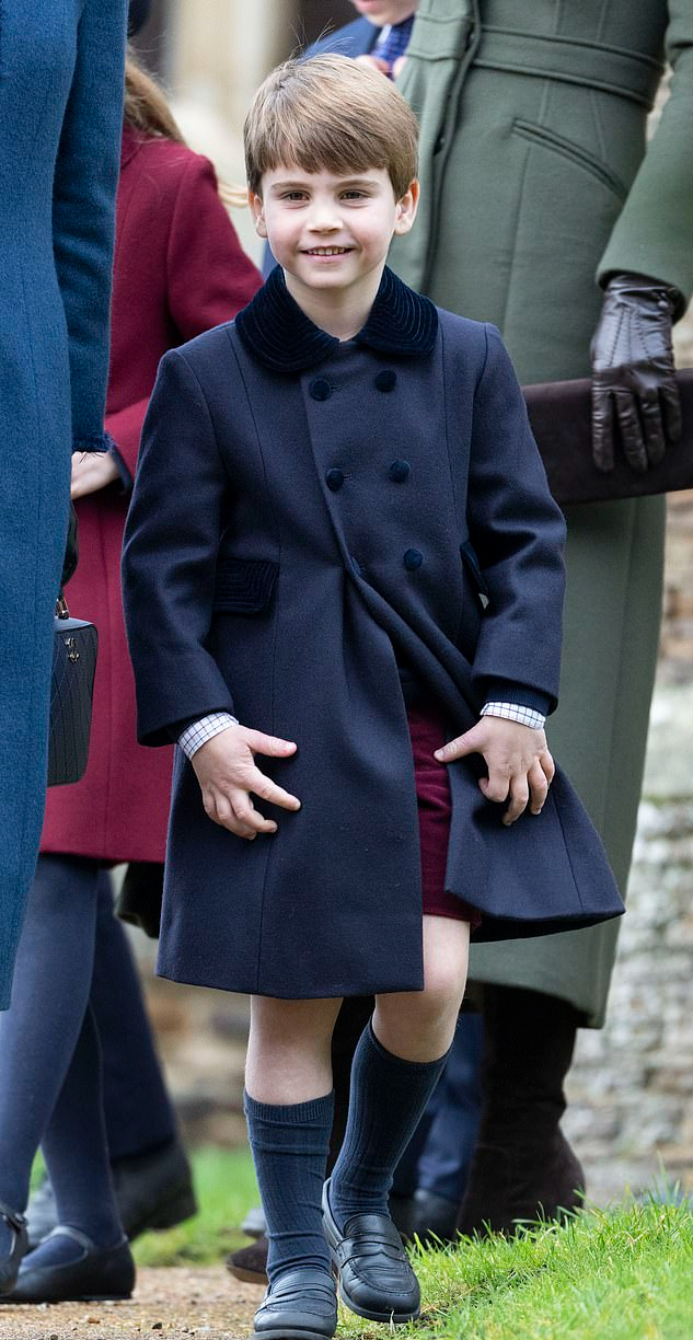 不过路易王子也是有安静的时候,这身造型还真是凸显着英国王室小王子