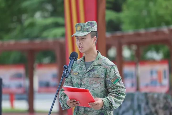 ▲新兵代表庄严承诺