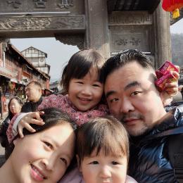 妞妞姐姐和苗苗妹妹的一家