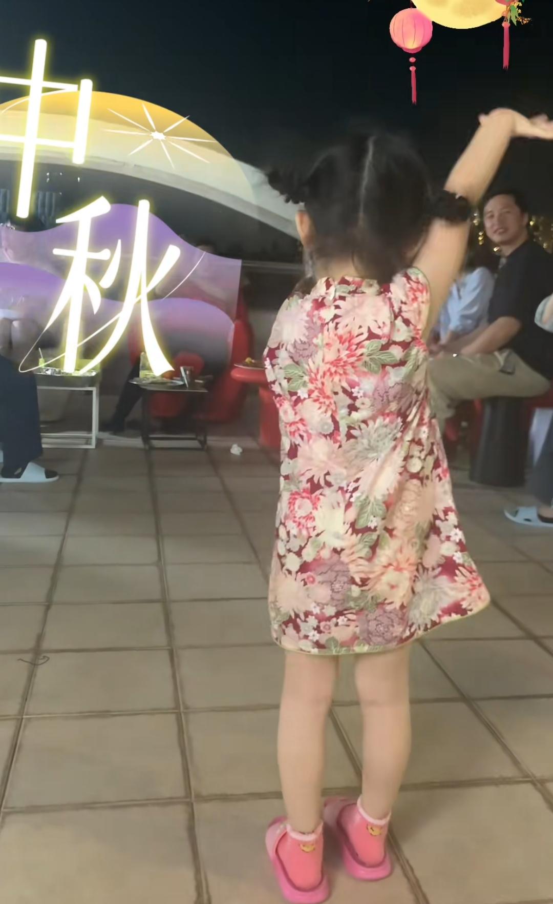 郭富城女儿中秋穿旗袍跳女团舞，他却被误认是外公，天台被指简陋-风君娱乐新闻