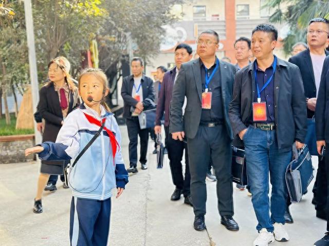 前进小学校长图片