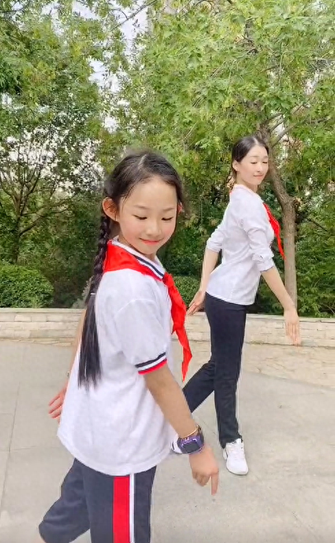 中国高颜值的小女孩（21年，北京9岁女孩因酷似刘亦菲走红网络）